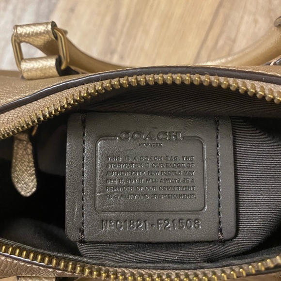 LIKE NEW METALLIC CHAMPAGNE COACH MINI BENNET SATCHEL - Picture 6 of 8